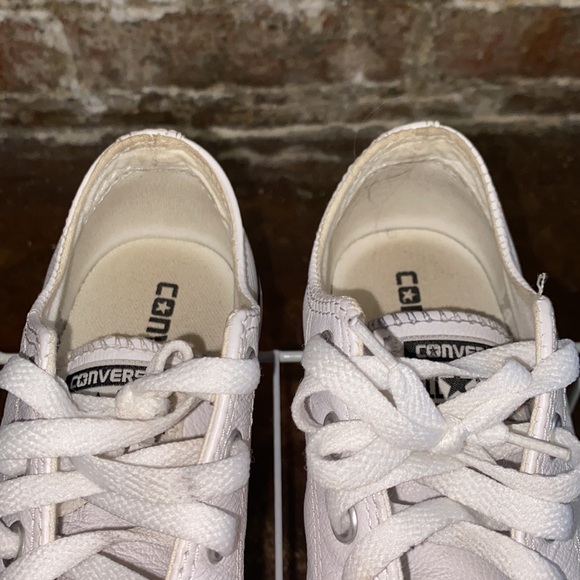 Pre-loved white leather material low top chucks (converse) original shoe strings - Picture 5 of 6